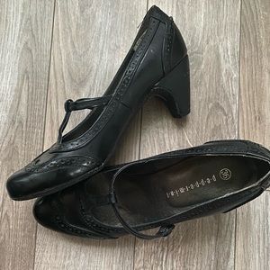 NWOT T-strap Mary Jane heels